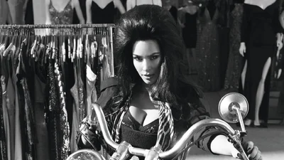 Сексуальні байкерки: легендарні Кім Кардашьян, Наомі Кемпбелл і Шер у спільній фотосесії