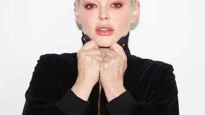 Звезда сериала «Все женщины ведьмы» призналась, что встречается с девушкой