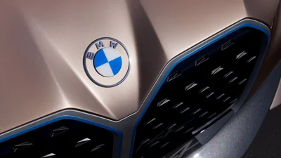 Компания BMW кардинально изменила свой логотип, и люди в настоящем отчаянии от этого