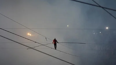 Видео дня: бесстрашный канатоходец прошел прямо над действующим вулканом