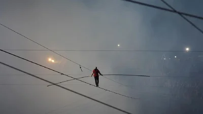 Відео дня: безстрашний канатоходець пройшов прямо над діючим вулканом