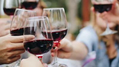 В итальянской деревне из крана потекло вино - люди оценили игристый подарок