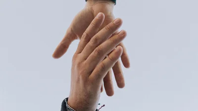 Нидерландский премьер призвал не здороваться рукопожатием - и сам пожал руку