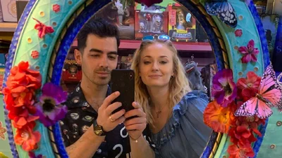 Папараці зняли вагітну Софі Тернер та Джо Джонаса на відпочинку