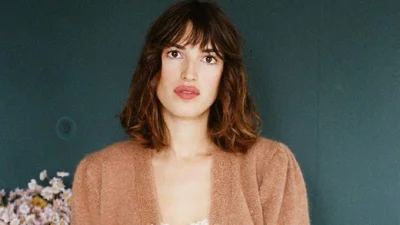 Бабусині светрики в тренді: як носити кардиган цієї весни