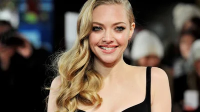 Аманда Сейфрид поздравила мужа с годовщиной нежным фото с поцелуем