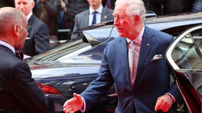 Принц Чарльз попал в неловкую ситуацию из-за коронавируса – смотри смешное видео