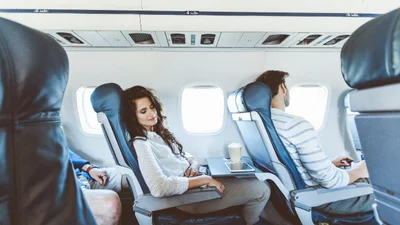 Странная поза мужчины в самолете заставила всех пассажиров краснеть