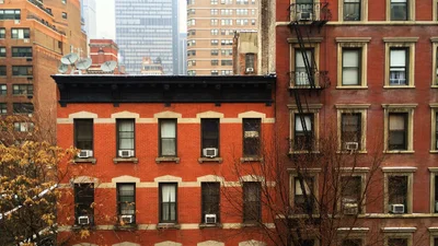Мужчина по примеру итальянцев спел с балкона в Нью-Йорке, но нарвался на другую реакцию