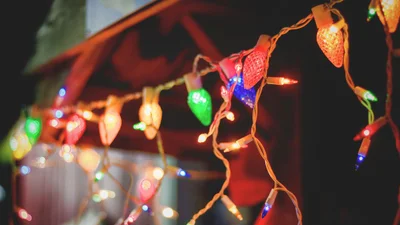 Люди начали украшать свои дома рождественскими фонариками, чтобы поднять себе настроение