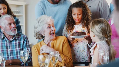 Уся родина прийшла привітати бабусю з днем народження, але на безпечній відстані – відео