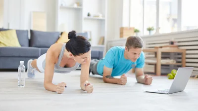 Женя Кот и Анита Луценко показали, как можно заниматься спортом дома с парой и без