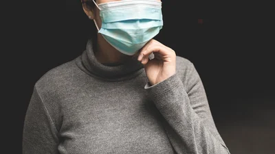 Життя не буде колишнім: медики у TikTok показали, як треба знімати захисну маску