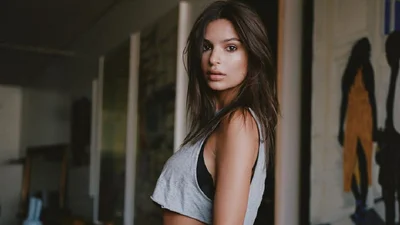 Модель Эмили Ратажковски развлекла себя, полностью обнажившись в Instagram