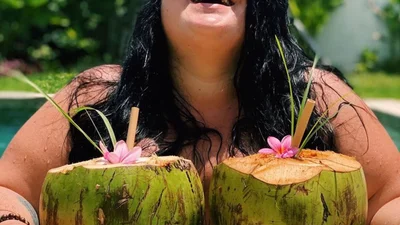 Без комплексов: реперка аlyona alyona станцевала для пользователей стриптиз