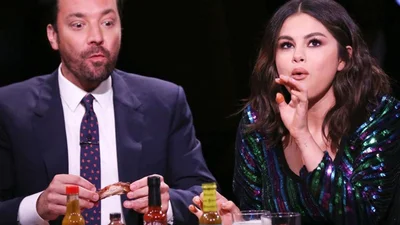 Джимми Фэллон ушел на карантин и ведет The Tonight Show с дочерьми (видео)