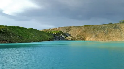 Британці перефарбували Блакитну лагуну у чорний, і ось навіщо