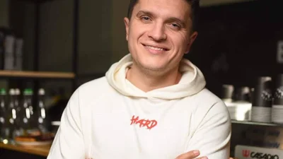 Із сережкою у вусі і гламурним чубом - ось який вигляд мав Анатолій Анатоліч 8 років тому