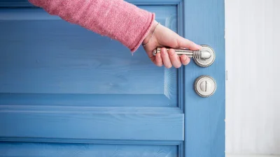 Дизайнери вигадали спосіб – як можна відкривати двері, не торкаючись ручок