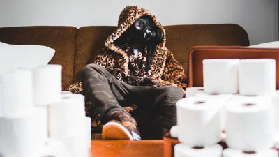 Ученые сказали, на сколько метров разлетаются микробы из-за чихания - расстояние поражает