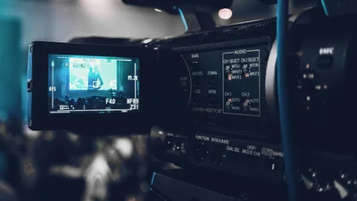 Чоловік зіпсував телеканалу новин прямий ефір, але відео вийшло справді забавним