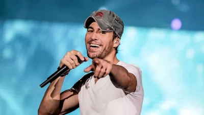 Энрике Иглесиас замиловал видео с новорожденной доченькой, которая танцует на коленях папы