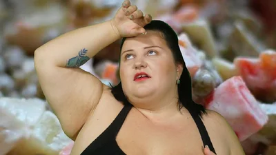 alyona alyona поддержала популярный челлендж и покрутила попой в прозрачной тунике