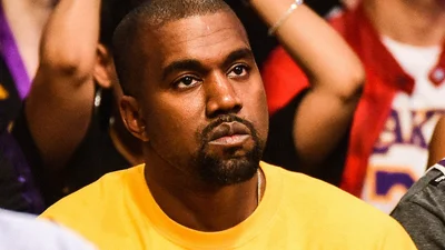 Канье Уэст дебютировал в новых кроссовках своей разработки, и они очень странные и смешные