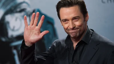 Строитель сделал доброе дело для бабушки, и теперь его разыскивает сам Хью Джекман