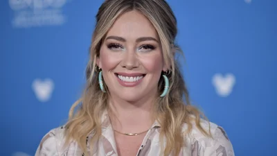 Хилари Дафф впервые за несколько лет кардинально изменила прическу и цвет волос