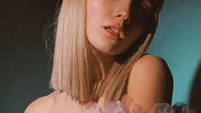 Jerry Heil стала на руки та одягнула футболку, і це відео приголомшило юзерів