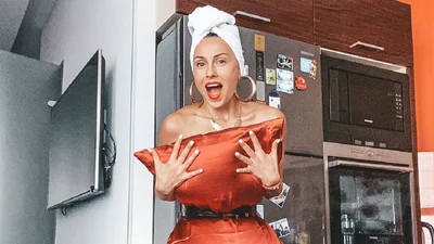 Украинские звезды участвуют в Pillow Challenge, прикрывая сексуальные тела подушками