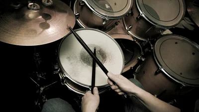 Глядачі стоячи аплодують ведучому, який зіграв на барабанах в ефірі новин