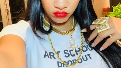 Рианна без стеснения похвасталась своими пышными формами в тесном платье