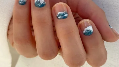 Маникюр с волнами - новый тренд весна-лето 2020