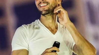 Энрике Иглесиас показал, как играет в «лошадку» с подросшими двойнятами (видео)