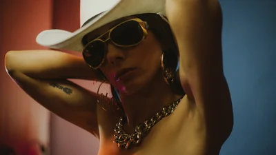 Вчені знайшли взаємозв'язок між відчуттям щастя і розміром грудей