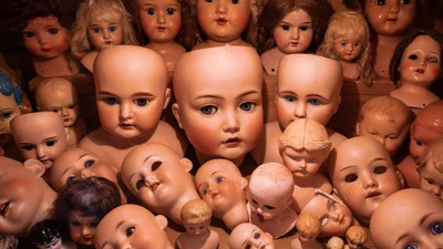 Стародавнє пасмо або дивні ляльки: світові музеї показали найбільш моторошні експонати