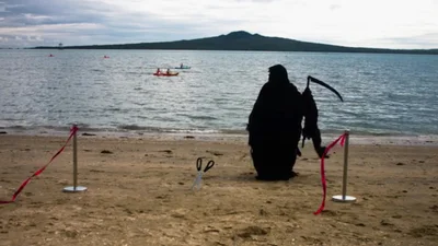 Чоловік переодягається в саму смерть, а все заради порятунку людей від коронавірусу