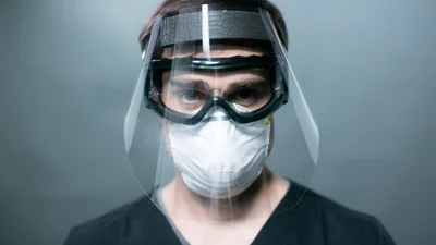 Ти реготатимеш з цих відео, де хлопець ходить у масках, зроблених із підручних речей