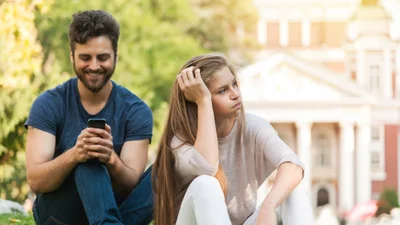 Виявляється, звичка дивитися в телефон під час бесіди пов'язана з рівнем самооцінки людини