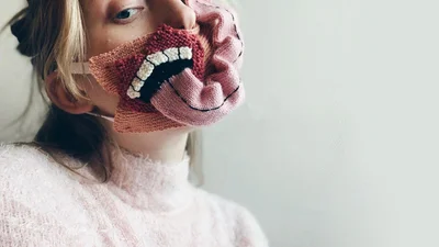Эта женщина делает прикольные вязаные маски, вдохновленные чудовищами