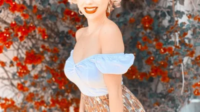 Нашли девушку-копию Мерлин Монро, что купила дом звезды и живет там в стиле ретро