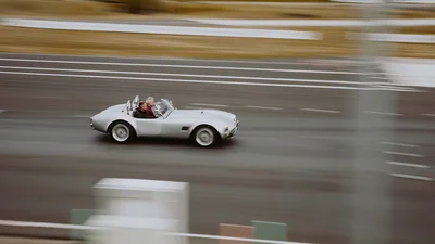 Відео про 90-річну закарпатську бабусю, яка гасає на кабріолеті, підірвало інтернет