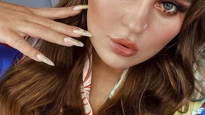 Солістка гурту KAZKA засвітила ніжки в міні