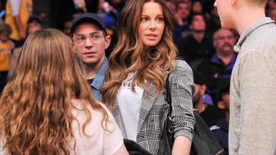 Вот почему 46-летняя Кейт Бекинсейл встречается только с молодыми парнями