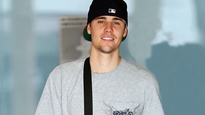 Джастин Бибер показал свои детские фото, на которых позирует с мамой