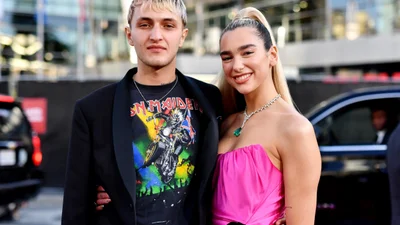 Дуа Липа рассказала, как начинался ее роман с братом Джиджи и Беллы Хадид