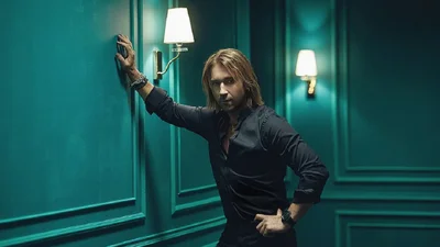 В новому кліпі "Безумная любовь" Олег Винник зводить з розуму дівчат своєю харизмою