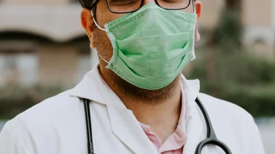 Киевлянин собственноручно создал 3D-принтер и теперь печатает защитные щитки для медиков